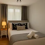 Rafiki Springs - Luxury 5-Bed Home In Milton Keynes